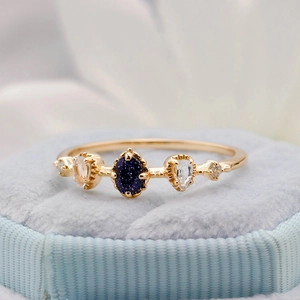 Bague élégante en argent 925 doré avec pierre de sable bleu et détails en topaze