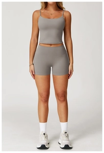Vue de face d'un ensemble de yoga gris avec top caraco et short sport à taille haute