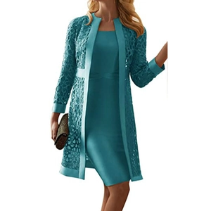 Détail du cardigan en dentelle turquoise et de la robe sans manches en texture de soie