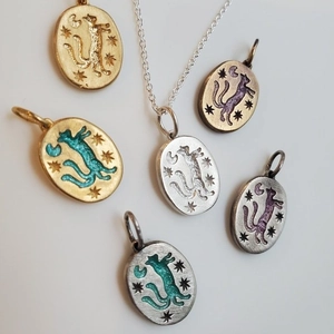 Collier pendentif tarot ovale avec chat de nuit de lune et étoiles peint à la main en or 18K