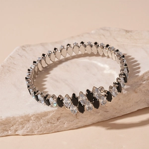 Détail du collier en argent avec zircons noirs et blancs taillés en marquise