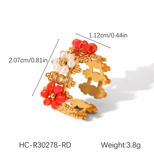 Détail d'une bague fleur en acier inoxydable montrant la hauteur de 1,12cm et le poids de 3,8g