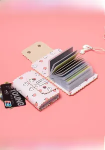 Détail du porte-cartes rose à motifs de dessins animés montrant les fentes internes en PVC