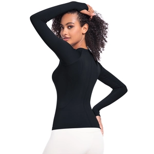 Vista dettagliata posteriore di una maglia sportiva nera a maniche lunghe con taglio slim