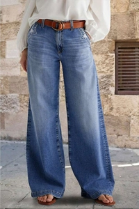 Détail d'un jean rétro large avec broderie étoile sur la poche arrière et coutures latérales