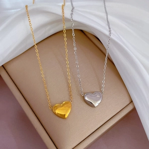Colliers avec pendentif cœur en acier titane doré et argenté avec chaîne à mailles
