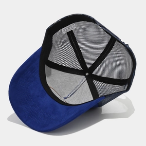 Détail de l'étiquette de lavage et des coutures du filet sur la casquette trucker
