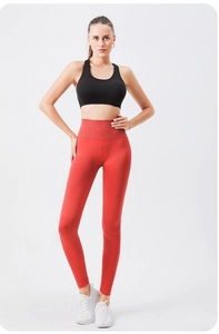 Détail du legging de yoga rouge sans couture à taille haute avec contrôle du ventre