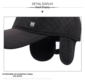 Détail de la casquette d'hiver avec motif à carreaux matelassés et protège-oreilles