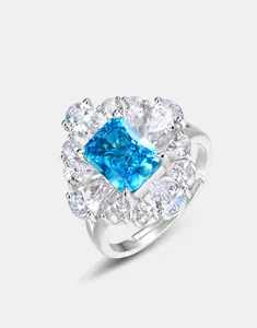 Primer plano del anillo de plata con una gran gema azul rectangular y brillantes
