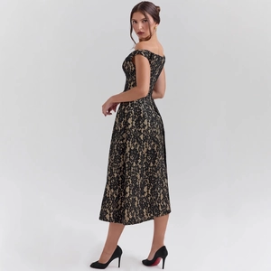 Robe chic à épaules dénudées en dentelle noire et dorée avec taille cintrée