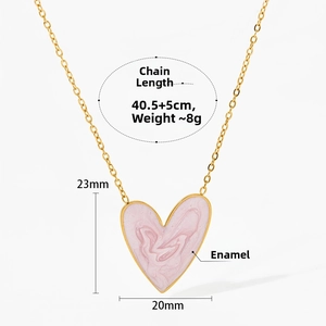 Détails du pendentif coeur en émail marbré rose avec chaîne dorée et dimensions