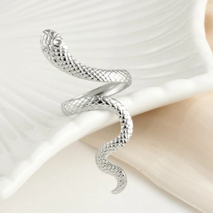 Détail d'une bague serpent argentée aux textures d'écailles réalistes et yeux précis