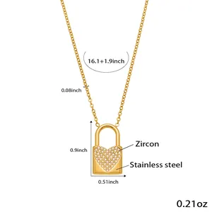 Dettaglio del ciondolo a lucchetto a cuore placcato oro 18k con zircone su catena in acciaio