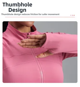 Détail d'une veste de sport rose montrant les poignets avec passe-pouces ergonomiques