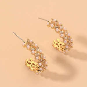 Macro shot of C-shaped earrings featuring pearls, zircons, and S925 silver hallmarks