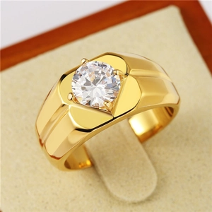 Gros plan d'une bague géométrique pour homme dorée avec un grand zircon étincelant