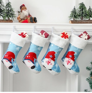Bottes de Noël bleues avec gnomes et boîtes cadeaux accrochées à une cheminée décorée