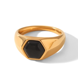 Detailansicht eines vergoldeten Siegelrings aus Edelstahl mit hexagonalem schwarzem Stein