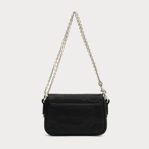 Vue détaillée du dos d'un sac à bandoulière en cuir noir avec chaîne argentée fine