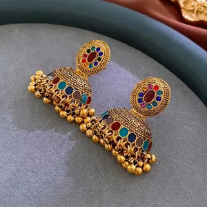 Orecchini a campana Jhumka vintage dorati con strass colorati e nappe di perline