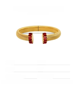 Vista dettagliata del bracciale C in acciaio dorato con pietra rossa e larghezza 10mm