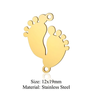 Makroansicht der 12x19mm Gold-Edelstahl-Babyfüße Anhänger für DIY-Halsketten