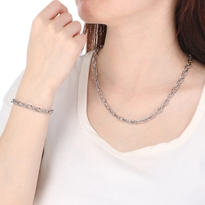 Mannequin portant un ensemble collier et bracelet maille ovale 7mm en acier inoxydable
