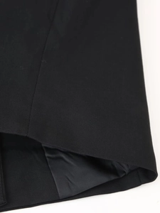 Gros plan détaillé du tissu sergé et des coutures de doublure d'une robe blazer noire