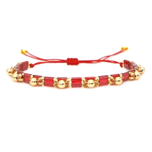 Bracciale bohémien con perline Tila rosse rettangolari e dettagli in oro