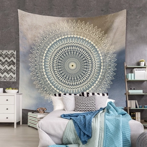 Détail d'une tapisserie mandala bohème montrant des motifs complexes dans une chambre