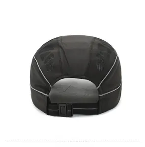 Détail de la boucle réglable et de la bande réfléchissante sur la casquette en maille aérée