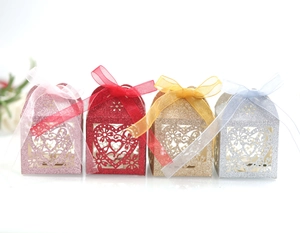 Détail de boîtes cadeaux cœur découpées au laser en paillettes avec rubans en soie assortis