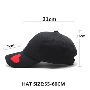 Berretto da baseball in cotone nero con ricamo cuore rosso regolabile, 55-60cm