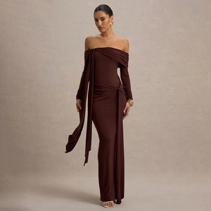 Détail de la robe longue marron à épaules dénudées avec corsage plissé et rubans élégants