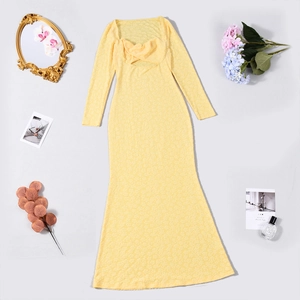 Vue à plat de la robe jaune en dentelle florale avec manches et accessoires déco