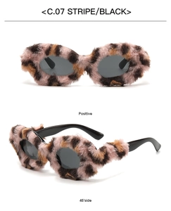 Détails des lunettes de soleil ovales avec bordure en fausse fourrure noire et motif léopard