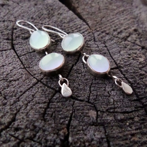 Boucles d'oreilles asymétriques en argent avec pierres œil de chat blanches et pendentifs
