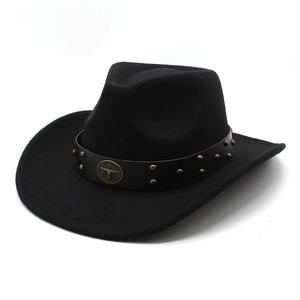 Cappello da cowboy western classico in feltro nero con fascia in pelle e stemma del toro