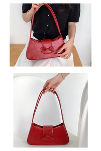 Detailaufnahme der roten PU-Leder-Unterarmtasche mit eleganter Schleife und dünnem Gurt