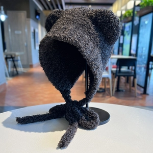 Cappello a maglia grigio scuro con orecchie da orso e laccetti in caldo filato