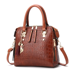 Damen Umhängetasche PU Leder Krokodil Muster Handtasche Große Kapazität Crossbody Mit Katzenanhänger Quaste Elegant