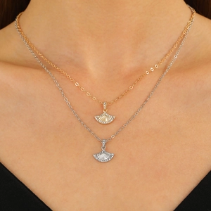 Detail von goldenen und silbernen fächerförmigen Halsketten mit Diamantbesatz am Hals