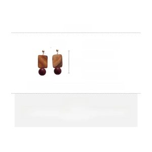 Detailed view of vintage rectangular shell pendant earrings with 4cm height dimensions
