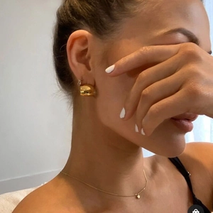 Orecchini A Cerchio Con Sfera Cava Placcati Oro 18K Acciaio Inossidabile 316L Geometrici Sferici Per Donne