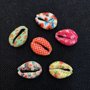 Natural printed seashell beads with colorful floral and plaid patterns for DIY jewelry