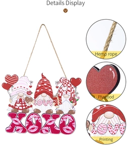 Détail de gnome de la Saint-Valentin en bois rose avec texte XOXO et corde de chanvre