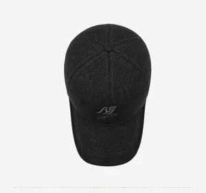 Draufsicht auf Herren-Winter-Baseballkappe mit strukturierter Oberfläche und Logo