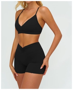 Détail du haut de sport à col en V et du short taille haute avec ceinture plissée en V