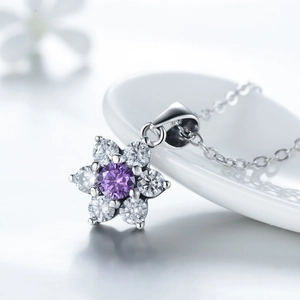 Élégant collier fleur en argent S925 avec pendentif zircon violet et chaîne fine